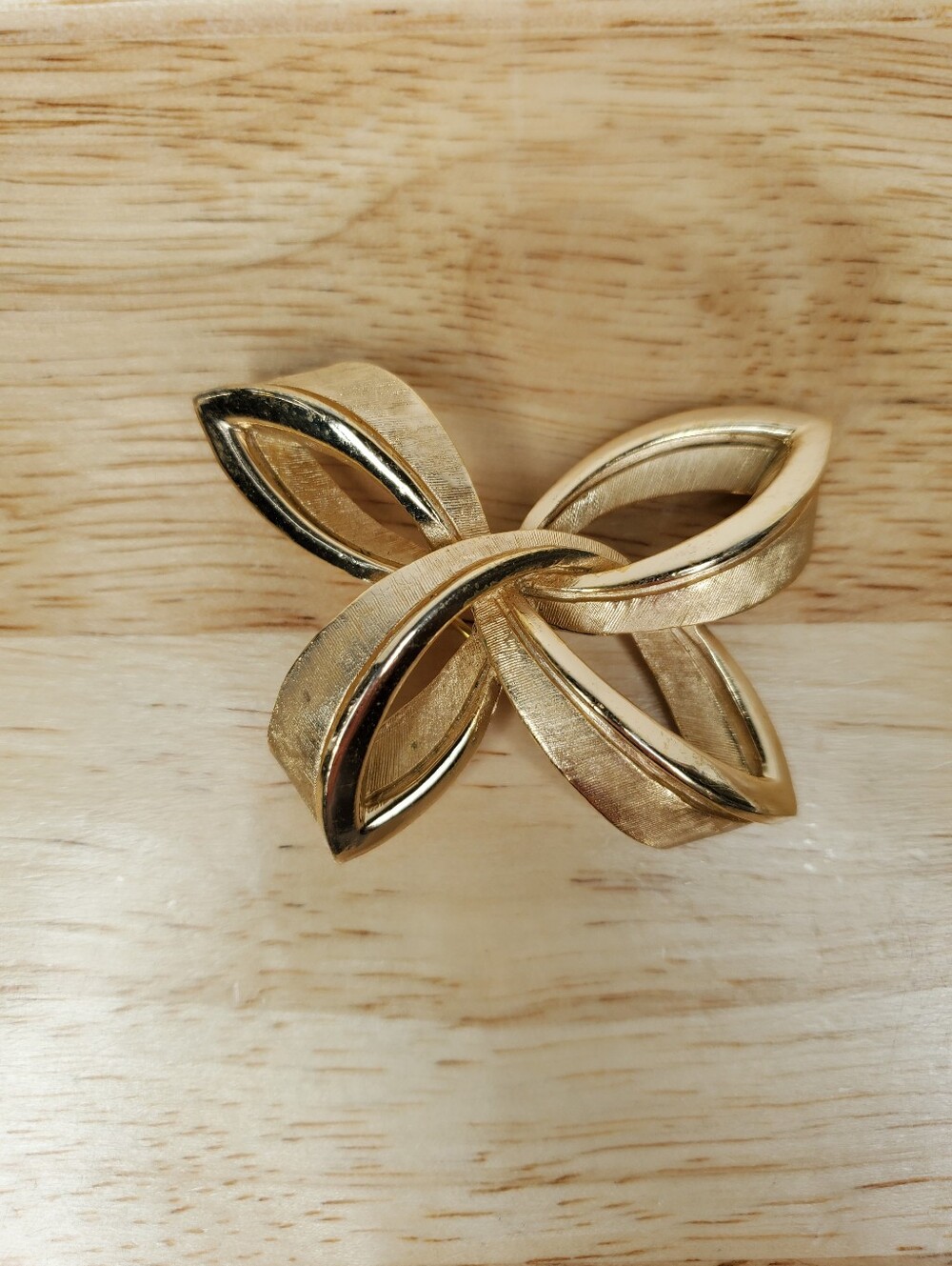 Vintage Trifari Brooch Pin Gold Tone Textured Large Ribbon Bow